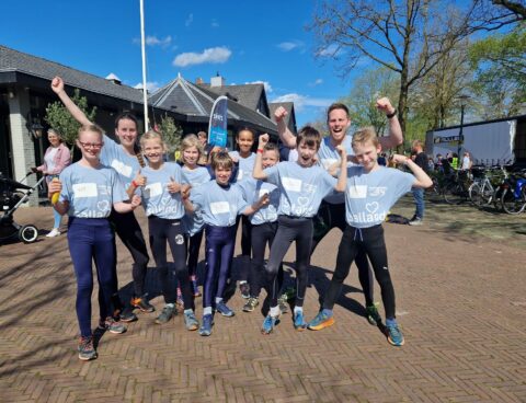 Zondag 7 April heeft een fanatieke groep jeugdleden meegedaan aan de schipbeek survivalrun in Zwolle. Onder begeleiding van jeugd trainers Benita en Jörn werd er vol spanning gestart in dezelfde startgroep. Na het startschot schoten de eerste jongens en meiden er al meteen vandoor. De run was lang s en over de rivier de schipbeek. Het was erg warm dus gelukkig mochten we af te toe afkoelen in het water! Na ruim een uur was iedereen gefinisht en nog vol adrenaline was er nog even ontspanning in de hottub. Wij kijken terug op een erg geslaagde dag! Wil jij nou ook een keer meedoen met een run samen met Thor leden en trainers? Op zondag 9 juni gaan wij meedoen met de dronterland survivalrun in Dronten. Inschrijven kan binnenkort via onze eigen site dus houdt de site en socials in de gaten! Voor vragen kun je mailen naar jorn@thorzwolle.nl